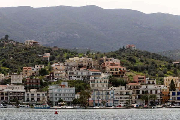 Ege Denizi 'ndeki Yunan adalarındaki dağ manzarası 