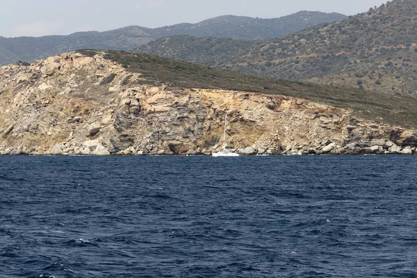 Ege Denizi 'ndeki Yunan adalarındaki dağ manzarası 