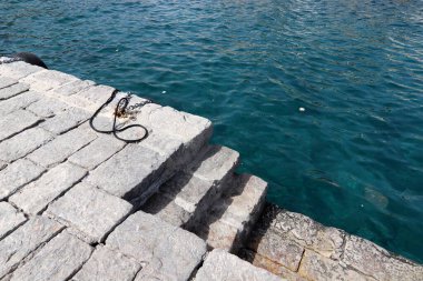 Gemi ve yatları bağlamak için kıyıdaki rıhtımda. 