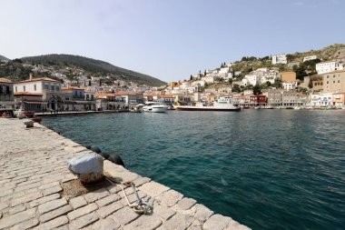 Gemi ve yatları bağlamak için kıyıdaki rıhtımda. 