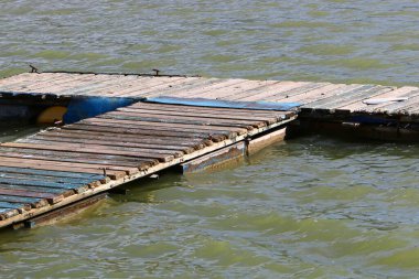 Gemi ve yatları bağlamak için kıyıdaki rıhtımda. 