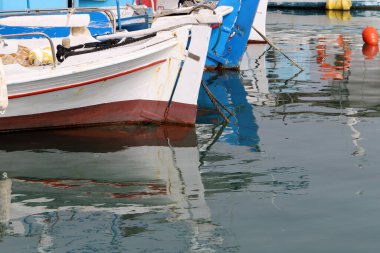Gemi ve yatları bağlamak için kıyıdaki rıhtımda. 