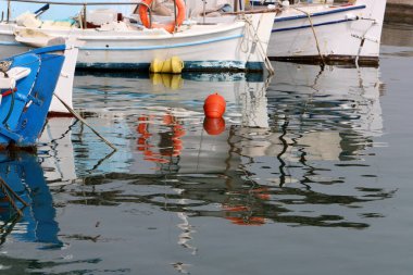 Gemi ve yatları bağlamak için kıyıdaki rıhtımda. 