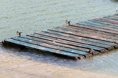 Gemi ve yatları bağlamak için kıyıdaki rıhtımda. 