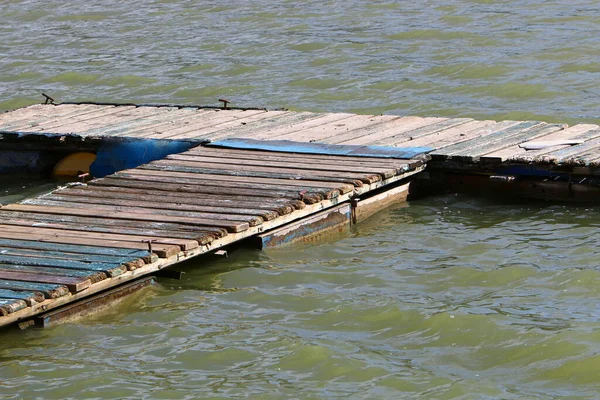 Gemi ve yatları bağlamak için kıyıdaki rıhtımda. 