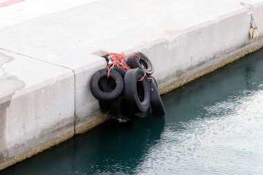 Gemi ve yatları bağlamak için kıyıdaki rıhtımda. 