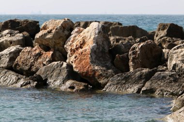 Akdeniz kıyısındaki şehir plajında dalgalı su.