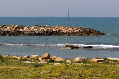 Akdeniz kıyısındaki şehir plajında dalgalı su.