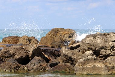 Akdeniz kıyısındaki şehir plajında dalgalı su.
