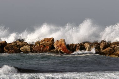 Akdeniz kıyısındaki şehir plajında dalgalı su.