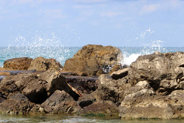 Akdeniz kıyısındaki şehir plajında dalgalı su.