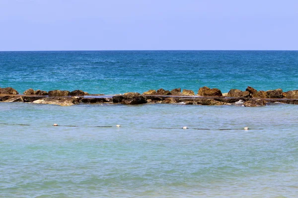 Breakwater Plaży Miejskiej Wybrzeżu Morza Śródziemnego — Zdjęcie stockowe