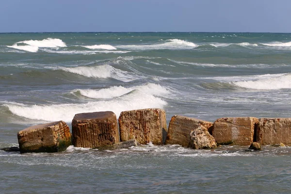 地中海沿岸城市海滩上的防波堤 — 图库照片