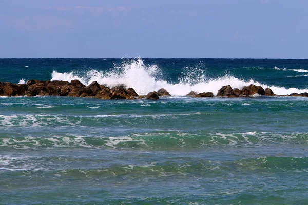 Breakwater Στην Παραλία Της Πόλης Στις Ακτές Της Μεσογείου — Φωτογραφία Αρχείου