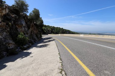 Keskin bir dönüş ve İsrail 'in kuzeyindeki bir ormanda bir dağ yoluna tırmanma 