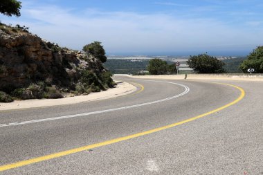 Keskin bir dönüş ve İsrail 'in kuzeyindeki bir ormanda bir dağ yoluna tırmanma 