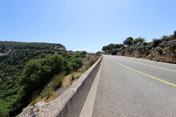 Keskin bir dönüş ve İsrail 'in kuzeyindeki bir ormanda bir dağ yoluna tırmanma 