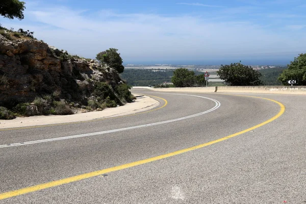 Keskin bir dönüş ve İsrail 'in kuzeyindeki bir ormanda bir dağ yoluna tırmanma 