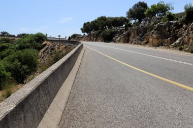 Keskin bir dönüş ve İsrail 'in kuzeyindeki bir ormanda bir dağ yoluna tırmanma 