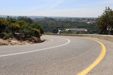 Keskin bir dönüş ve İsrail 'in kuzeyindeki bir ormanda bir dağ yoluna tırmanma 