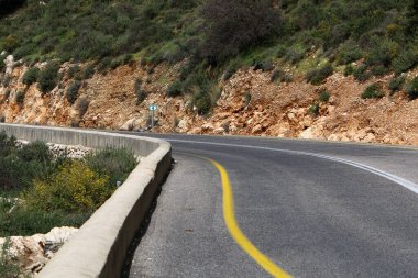 Keskin bir dönüş ve İsrail 'in kuzeyindeki bir ormanda bir dağ yoluna tırmanma 