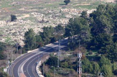 Keskin bir dönüş ve İsrail 'in kuzeyindeki bir ormanda bir dağ yoluna tırmanma 