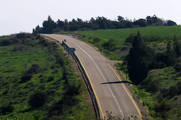 Keskin bir dönüş ve İsrail 'in kuzeyindeki bir ormanda bir dağ yoluna tırmanma 
