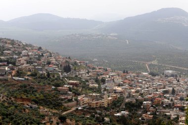 Kuzey İsrail 'deki dağların manzarası. Golan Tepeleri 'nde bahar çiçekleniyor.. 