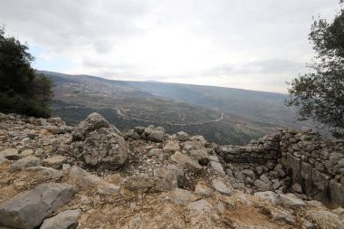 Kuzey İsrail 'deki dağların manzarası. Golan Tepeleri 'nde bahar çiçekleniyor.. 