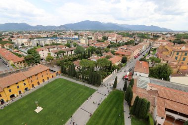 İtalya 'nın Pisa şehrinin çatıları Eğik Pisa Kulesi' nin yüksekliğinden 