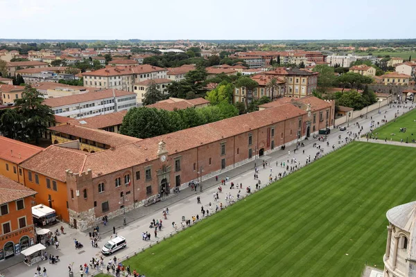 İtalya 'nın Pisa şehrinin çatıları Eğik Pisa Kulesi' nin yüksekliğinden 