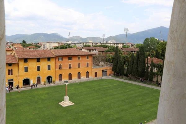 İtalya 'nın Pisa şehrinin çatıları Eğik Pisa Kulesi' nin yüksekliğinden 