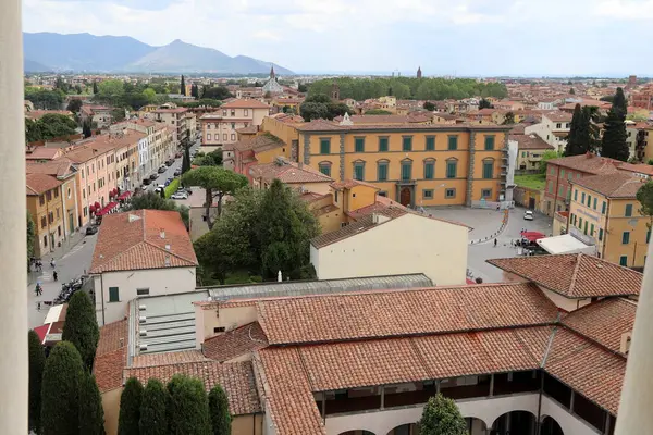 İtalya 'nın Pisa şehrinin çatıları Eğik Pisa Kulesi' nin yüksekliğinden 