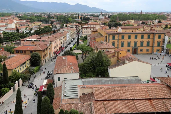 İtalya 'nın Pisa şehrinin çatıları Eğik Pisa Kulesi' nin yüksekliğinden 