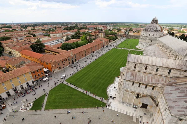 İtalya 'nın Pisa şehrinin çatıları Eğik Pisa Kulesi' nin yüksekliğinden 