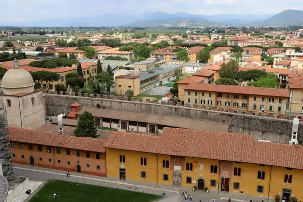 İtalya 'nın Pisa şehrinin çatıları Eğik Pisa Kulesi' nin yüksekliğinden 