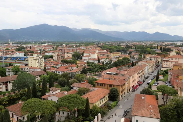 İtalya 'nın Pisa şehrinin çatıları Eğik Pisa Kulesi' nin yüksekliğinden 