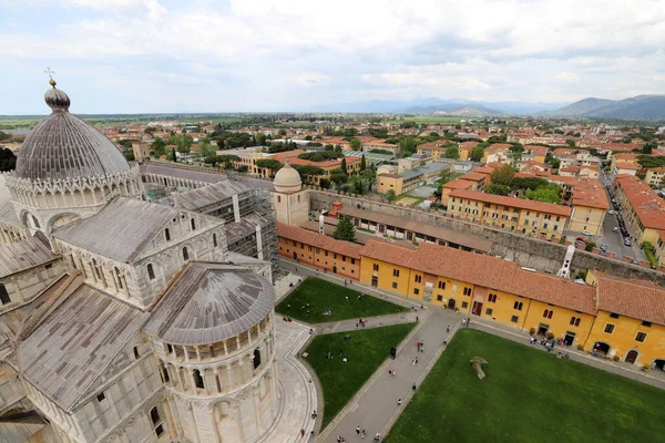 İtalya 'nın Pisa şehrinin çatıları Eğik Pisa Kulesi' nin yüksekliğinden 