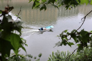 İtalya 'nın başkenti Roma' daki Tiber Nehri üzerindeki köprüler ve kıyılar 