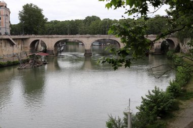 İtalya 'nın başkenti Roma' daki Tiber Nehri üzerindeki köprüler ve kıyılar 