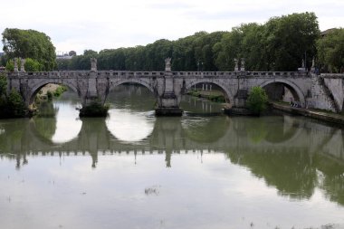 İtalya 'nın başkenti Roma' daki Tiber Nehri üzerindeki köprüler ve kıyılar 