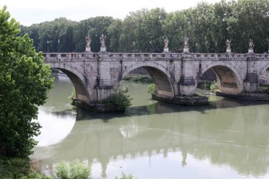 İtalya 'nın başkenti Roma' daki Tiber Nehri üzerindeki köprüler ve kıyılar 