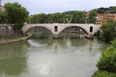 İtalya 'nın başkenti Roma' daki Tiber Nehri üzerindeki köprüler ve kıyılar 