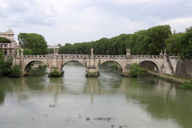 İtalya 'nın başkenti Roma' daki Tiber Nehri üzerindeki köprüler ve kıyılar 