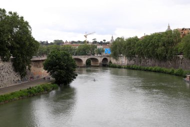 İtalya 'nın başkenti Roma' daki Tiber Nehri üzerindeki köprüler ve kıyılar 