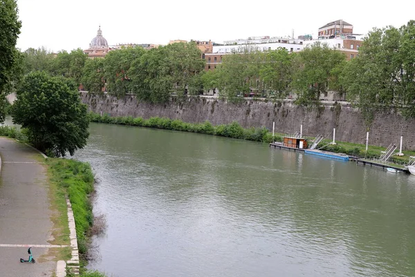 Bruggen Oevers Aan Rivier Tiber Rome Hoofdstad Van Italië — Stockfoto