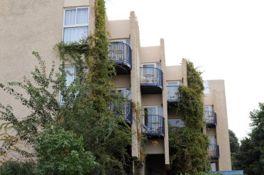      . İsrail 'deki konut inşaatının mimari bir detayı olarak balkon. 
