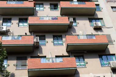      . İsrail 'deki konut inşaatının mimari bir detayı olarak balkon. 