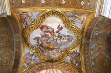 İtalya 'nın başkenti Roma' nın ebedi şehri olan kiliselerdeki altın duvar ve kubbeler. 