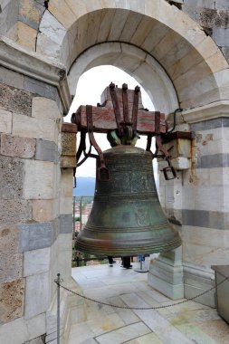 İtalya 'nın Pisa şehrinde eski bir eğik kule. 